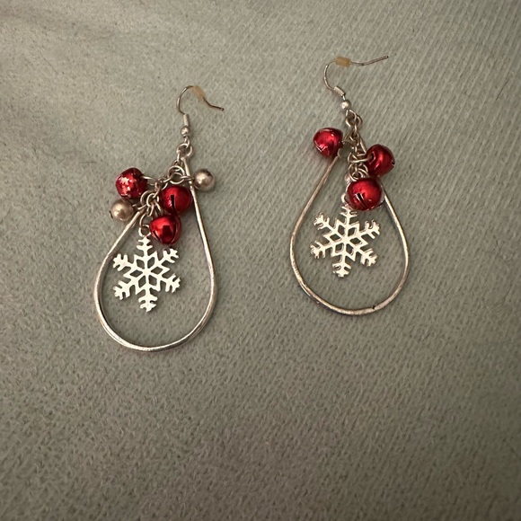 Vintage Dangle Snowflake Earrings - Picture 2 of 3